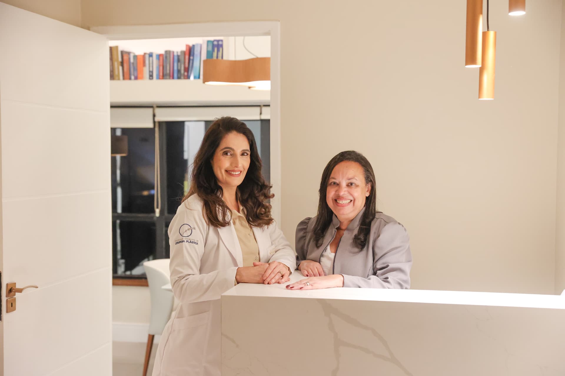 Dra. Vanessa Rajo e equipe na recepção do consultório