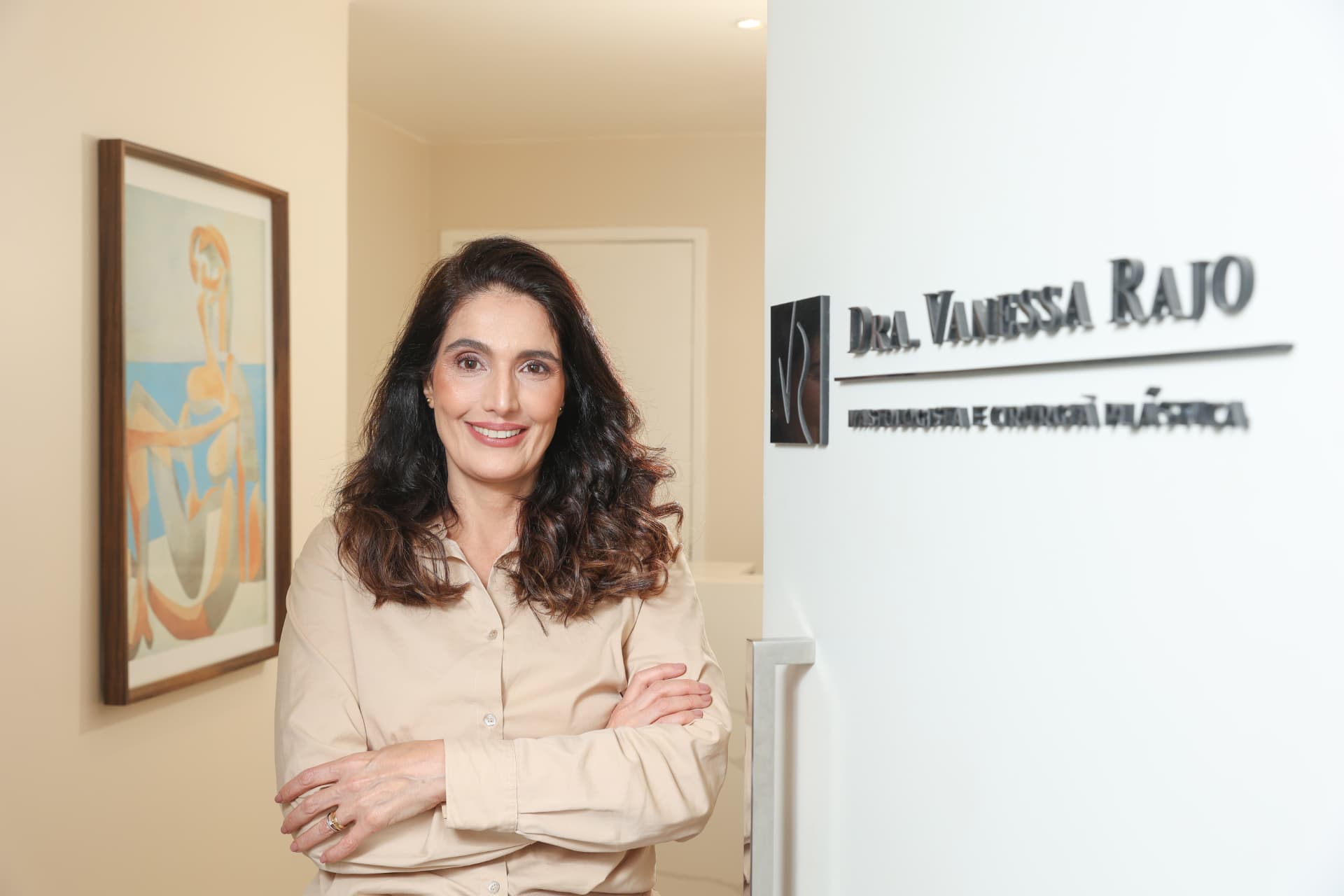 Dra. Vanessa Rajo na entrada do seu consultório no Leblon